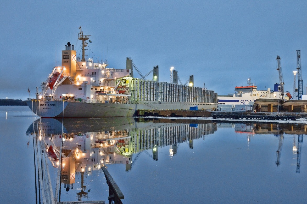 Fartyg lastat med trävaror i Umeå hamn
